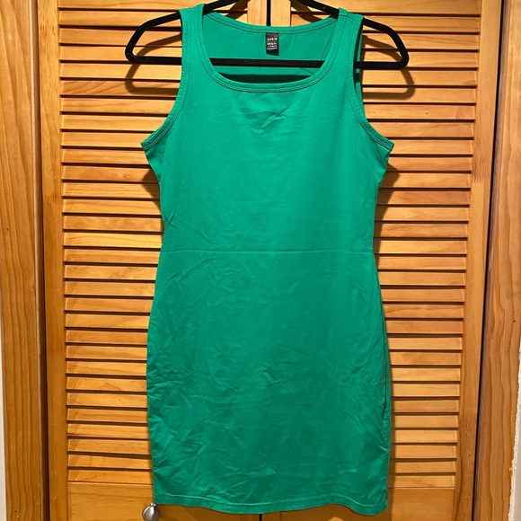 Green Dress - Picture 4 of 7